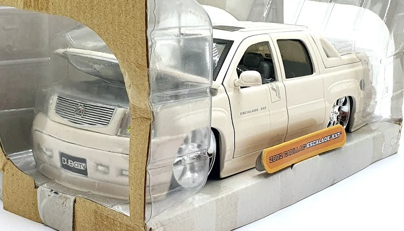 Jada 1/24 Scale Diecast 53959 - 2002 Cadillac Escalade EXT - Cream