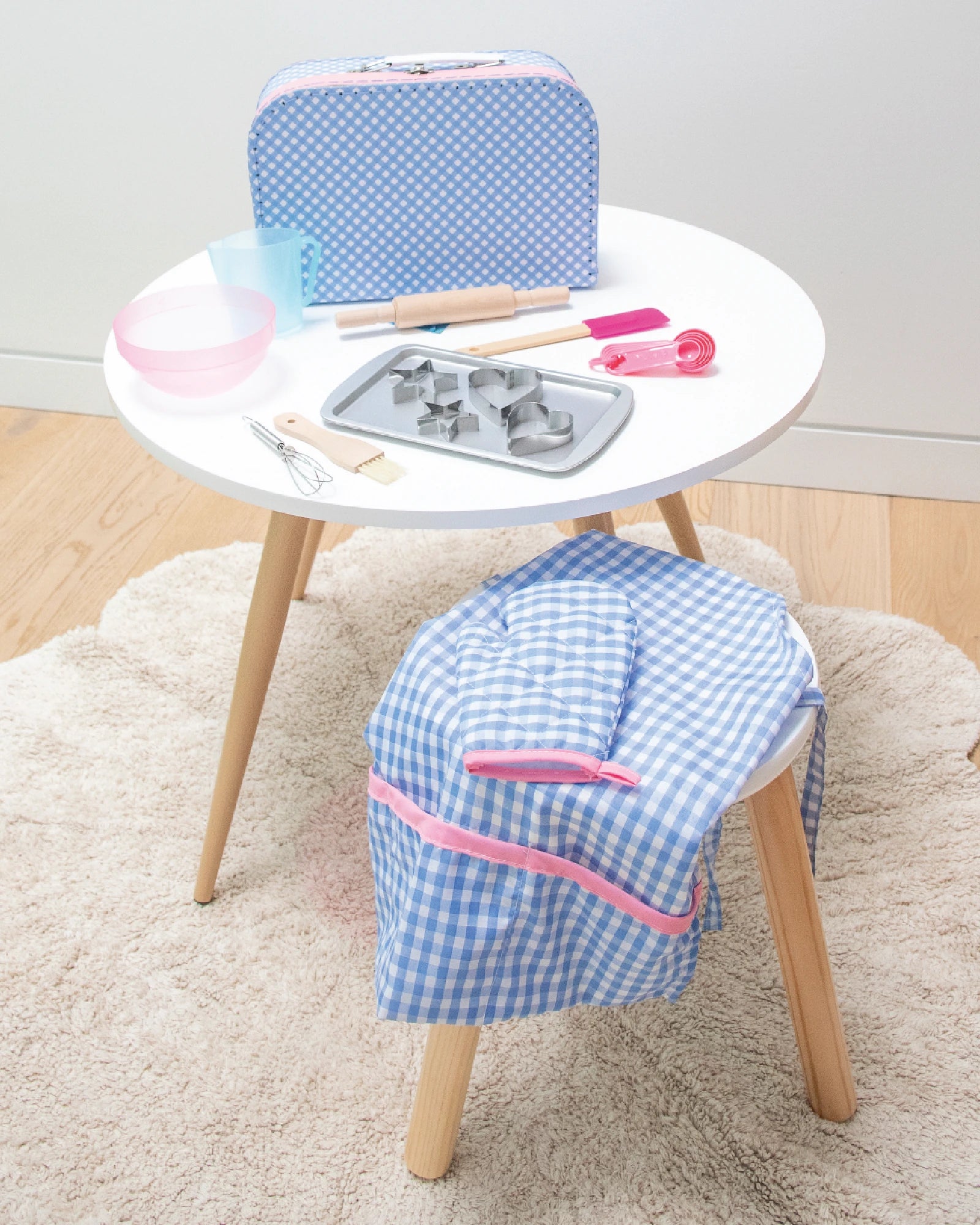 Dolls with book - store - themed accessories for bookworms' play​ Saint Germaine Le Petit Baker